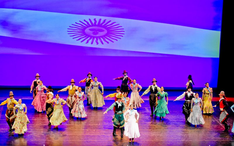 LA DANZA Y LA MÚSICA SELLARON UNA SENSACIONAL GALA PATRIA