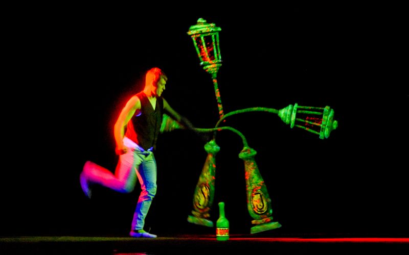 El truco y la magia dieron vida al Teatro Negro en el Bicentenario