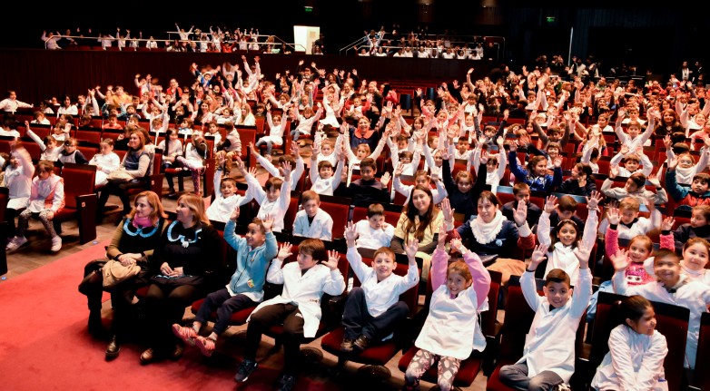 Cerca de 2000 estudiantes disfrutaron la primera función de El Calor de lo Nuestro en el TB