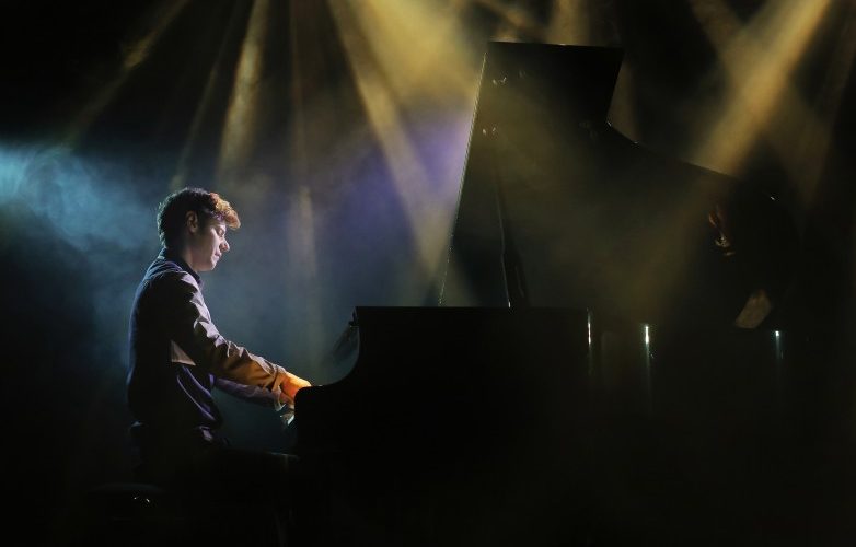 Del escenario a la pantalla, concierto en vivo de Silas Bassa