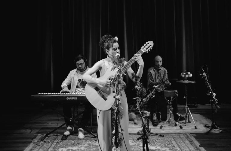 Gran producción de acústicos de intérpretes femeninas grabados en el TB