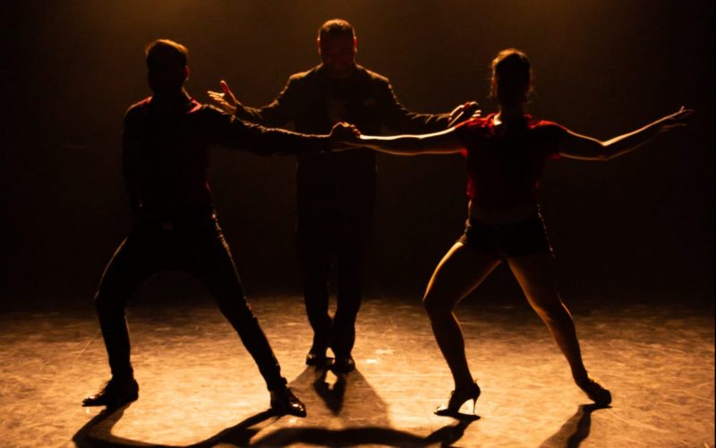 “COMO DOS EXTRAÑOS”, mucho más que la historia de un Tango