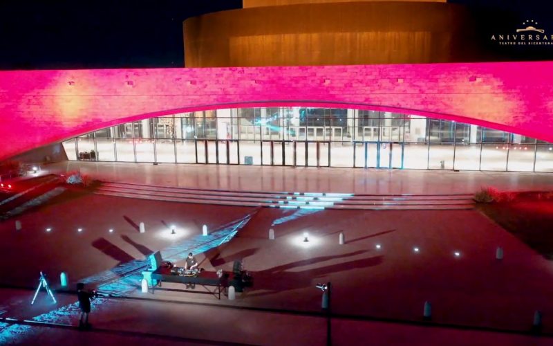 Sunset electrónico en los jardines del Teatro del Bicentenario