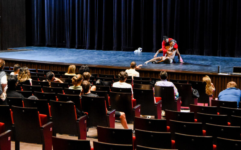 «Y que todo arda» ya tiene elenco tras una convocatoria abierta