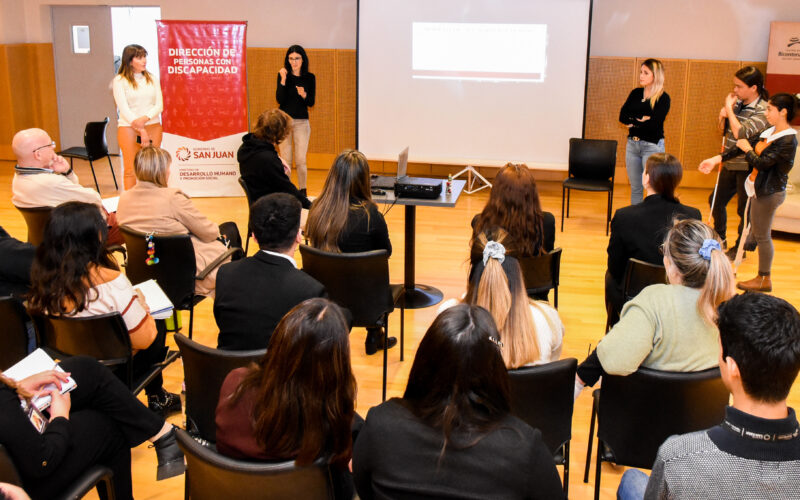 EL EQUIPO DEL TB SE PREPARA PARA RECIBIR A PERSONAS CON DISCAPACIDAD EN SU PRIMERA FUNCIÓN ACCESIBLE