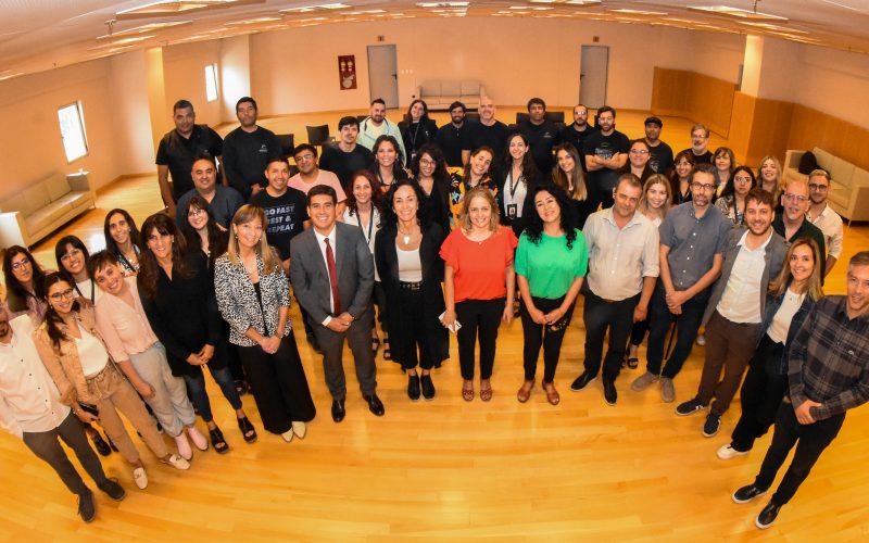 El ministro Romero mantuvo un encuentro con el personal del Teatro del Bicientenario