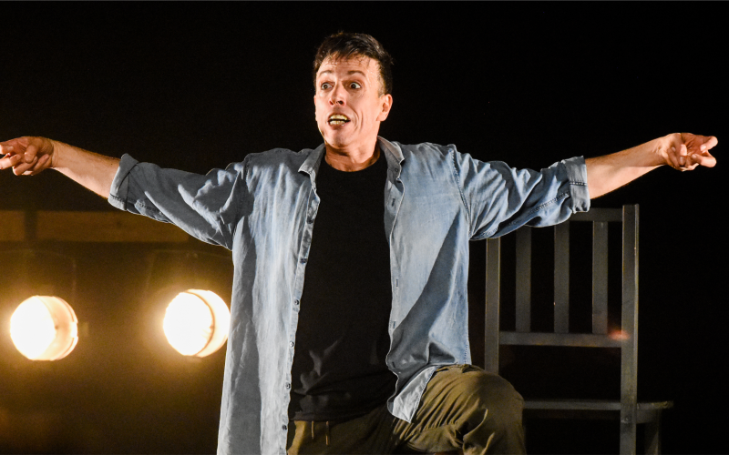 “EL BROTE”: UNA OBRA ACLAMADA Y MULTIPREMIADA QUE DESAFÍA LOS LÍMITES ENTRE REALIDAD Y FICCIÓN REGRESA AL TEATRO DEL BICENTENARIO