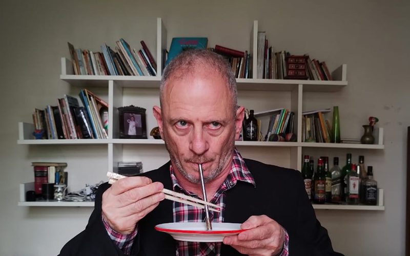 “TÁCITO IMPERFECTO”: UNA CONFERENCIA ABSURDA DONDE EL TIEMPO SE VUELVE RISA LLEGA AL TB