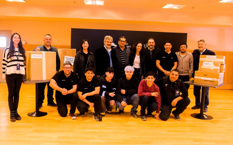 El Teatro del Bicentenario entregó materiales a estudiantes de la EPET N° 5